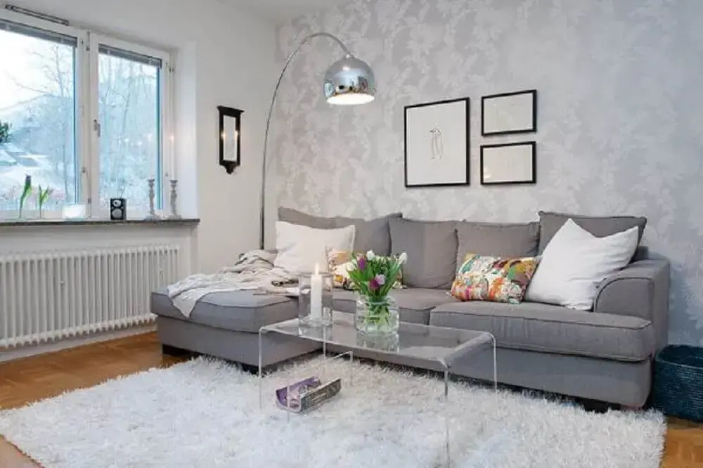 Sala com sofá cinza e tapete branco