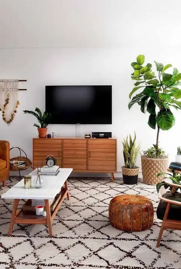 sala decorada com móveis de madeira e vasos decorativos Foto Pinterest