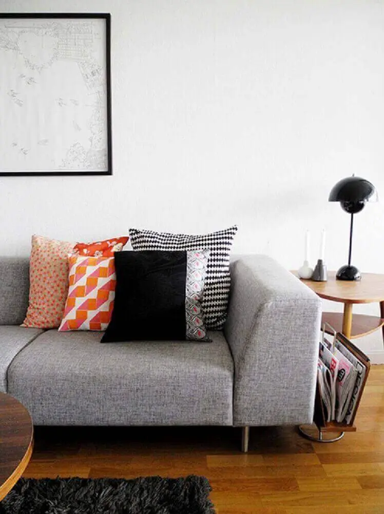 sofá cinza com almofadas estampadas e coloridas