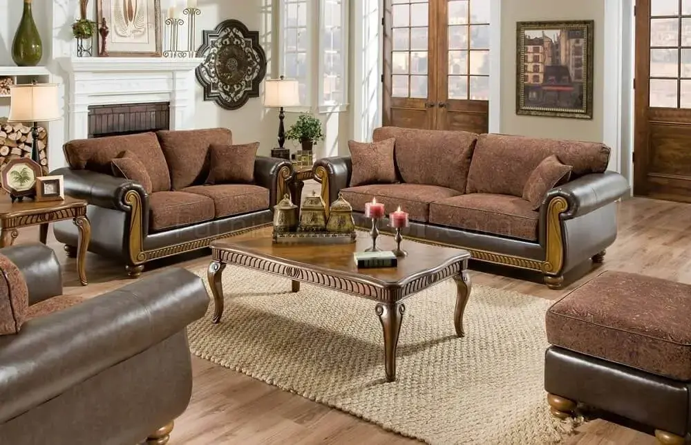sofá com almofadas marrons