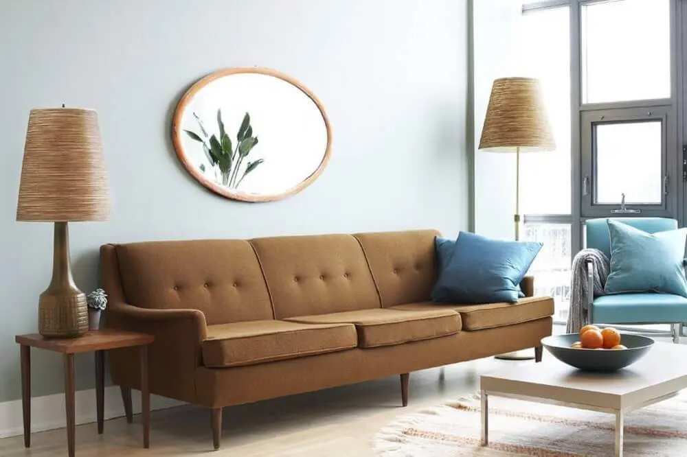 sofá marrom com almofadas azul turquesa