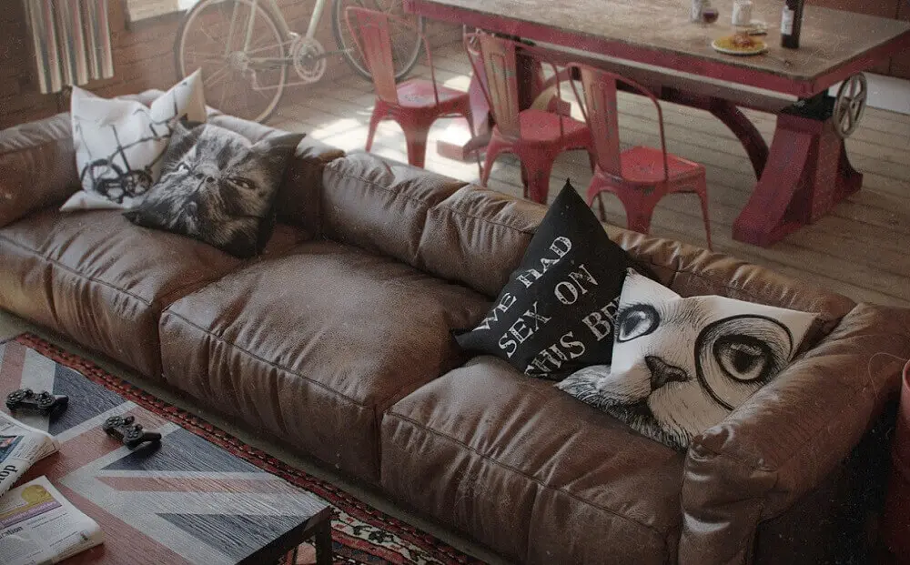 sofá marrom com almofadas divertidas