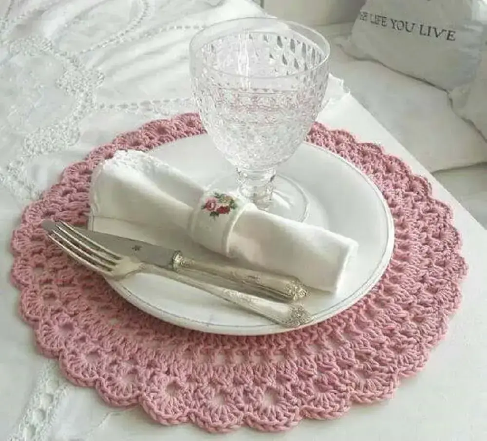 sousplat de crochê rosa antigo com taça