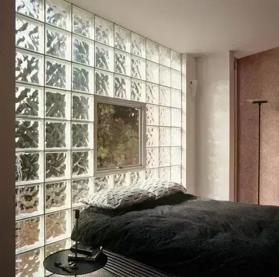 tijolo de vidro - quarto com parede de tijolo de vidro 