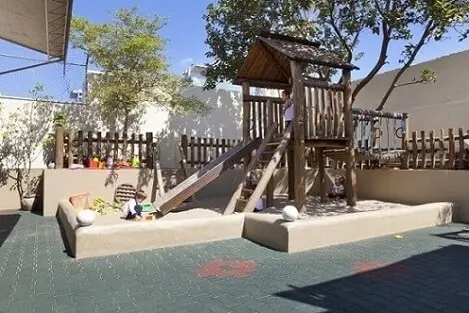 Área de lazer com playground de madeira Projeto de Adelle Porto