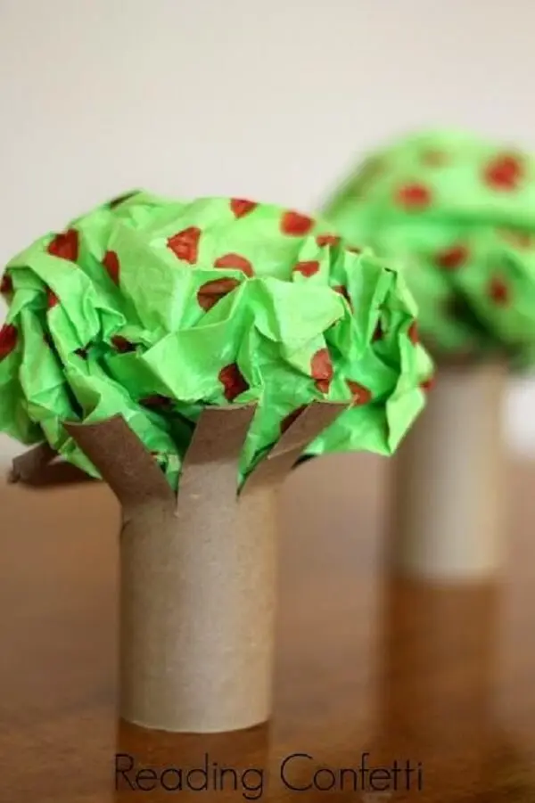 Árvores criativas criadas por meio do artesanato com rolo de papel higiênico. Fonte: Pequenos Grandes Pensantes