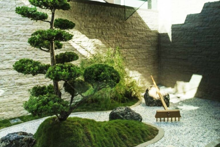 Aproveite o espaço embaixo da escada para montar um jardim zen. Fonte: Pinterest