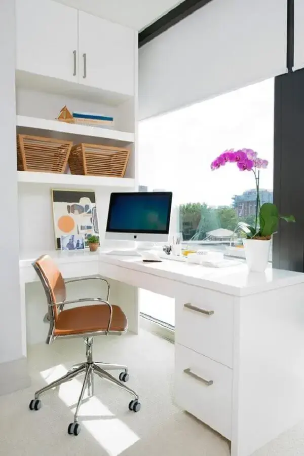 Aproveite todos os espaços do home office e invista em móveis sob medida. Fonte: HGTV