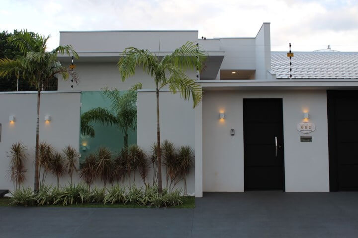 Arandelas externas na fachada da casa Projeto de Bianca Monteiro