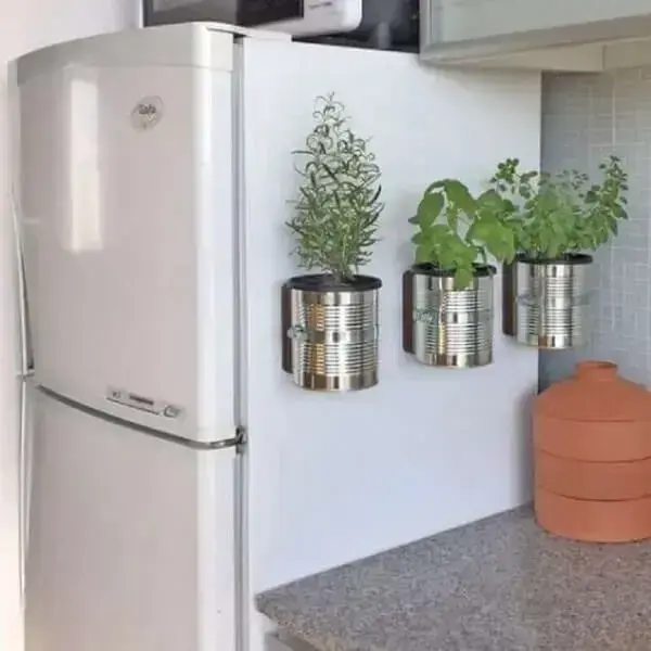 Artesanato para cozinha mini horta feita com latas de alumínio