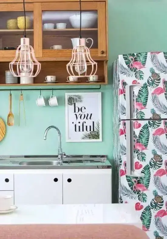 Artesanato para cozinha o envelopamento de geladeira traz uma nova energia para a decoração da cozinha