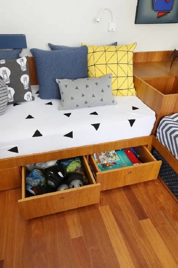 As camas com gavetas embutidas otimizam o espaço nos quartos pequenos