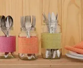 Artesanato para cozinha potes de vidro decorados ajudam na organização de talheres. Fonte: Ligados Nas Dicas