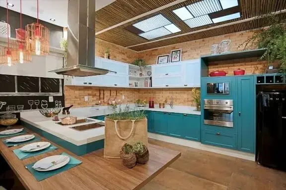 Cozinha gourmet com armários azul Tiffany Projeto de Ana Cano Milman