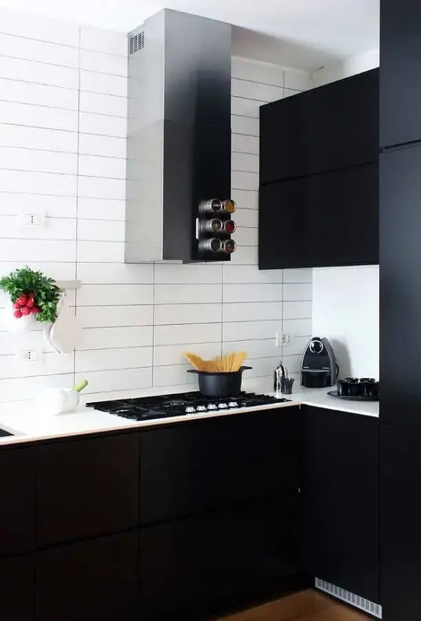 Cozinha moderna e sofisticada com móveis sob medida em tom preto. Fonte: Casa de Valentina