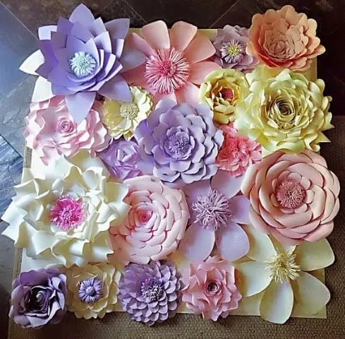 Decoração com flores de papel de cores diversas
