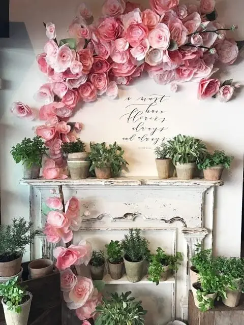 Decoração com flores de papel em parede