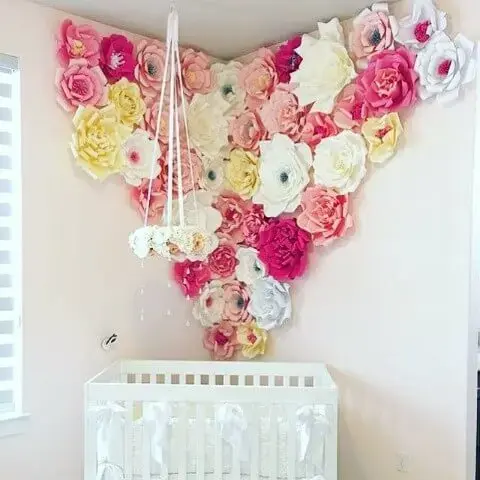 Decoração com flores de papel no quarto de bebê