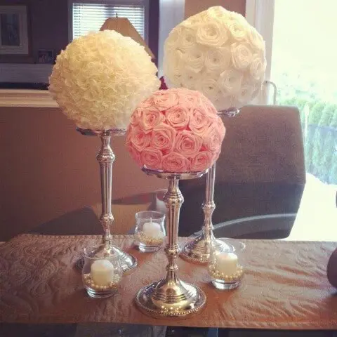Decoração com flores de papel para centro de mesa
