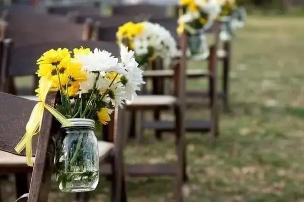 Decoração de casamento cadeira de madeira flores
