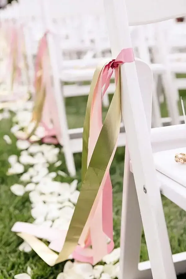 Decoração de casamento fitas de cetim decoram a cadeira