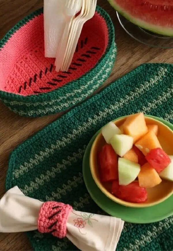 Jogo americano de crochê com design inspirado em melancia