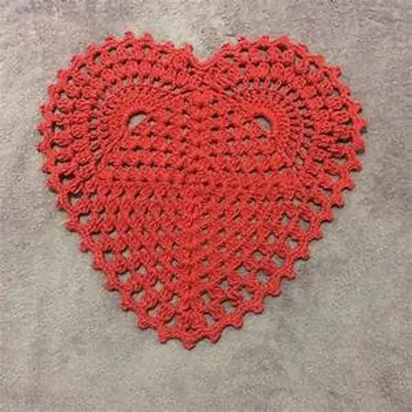 Jogo americano de crochê em formato de coração