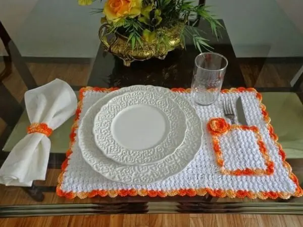 Jogo americano de crochê em tons de branco e laranja com suporte para talheres