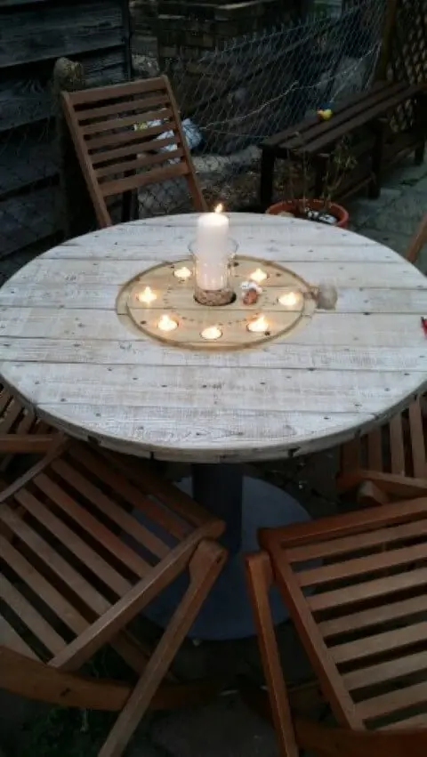 Mesa de carretel com espaço para velas