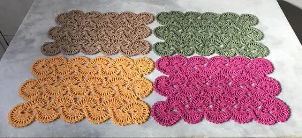 Modelos de jogo americano de crochê colorido
