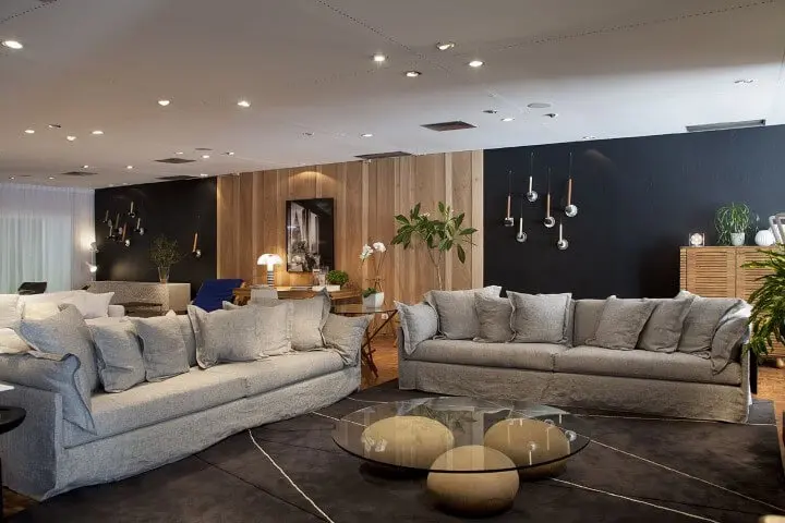 Modelos de sofá tradicional cinza de tamanhos diferentes Projeto de Rene Fernandes
