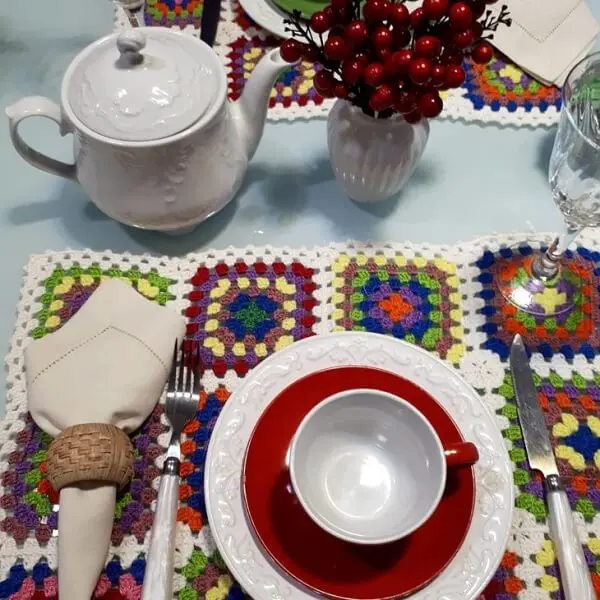 O jogo americano de crochê colorido pode ser o protagonista da mesa