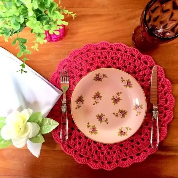 O jogo americano de crochê rosa deixa a mesa linda e charmosa