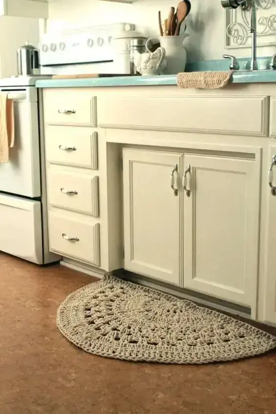 O tapete de crochê para cozinha foi colocado próximo à pia para evitar que o chão fique molhado