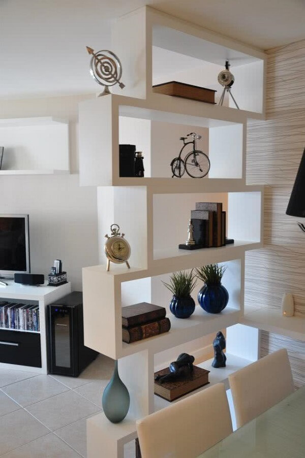 Os nichos para sala dividem os ambientes integrados da casa