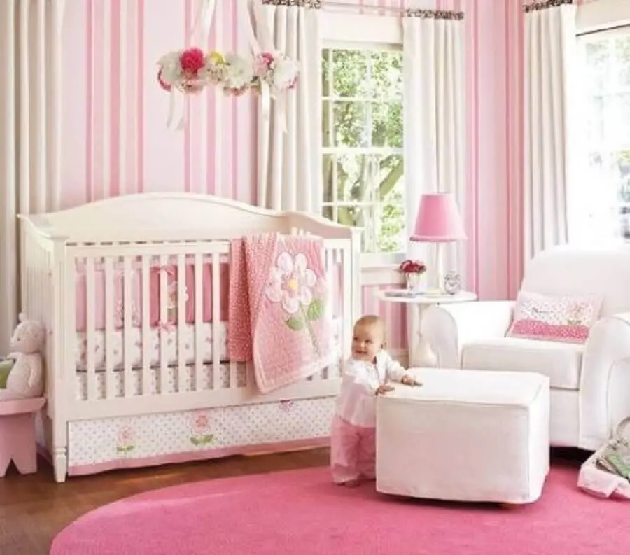 Papel de parede para quarto de bebê listrado rosa