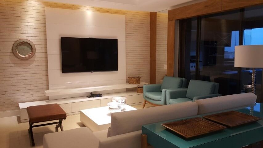 Sala de estar com poltronas azul Tiffany Projeto de Lucio Nocito