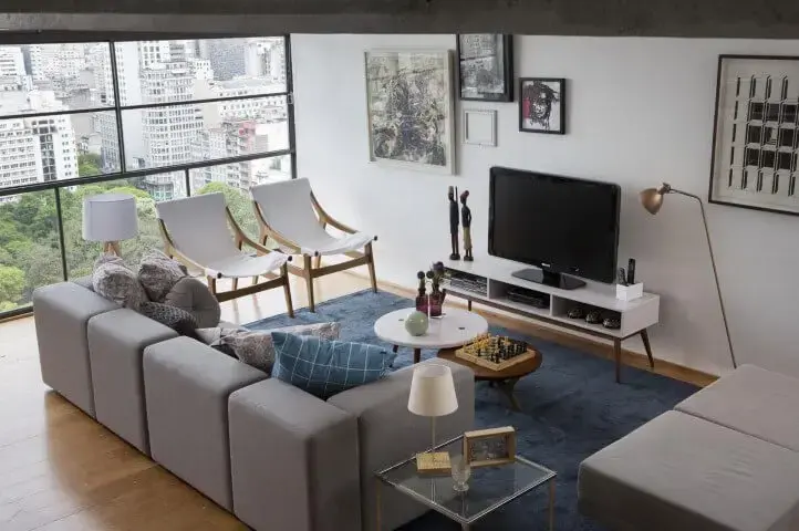 Sala de estar com rack retrô branco Projeto de Oppa