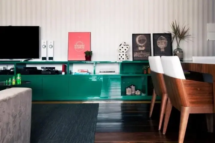 Sala de estar com rack retrô verde Projeto de Ana Yoshida