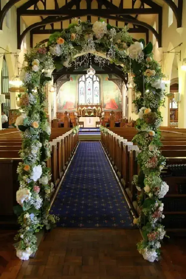 arco de flores para decoração de casamento na igreja