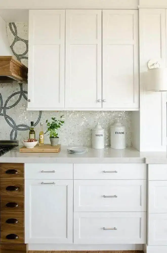 armário de cozinha com pedra silestone branca
