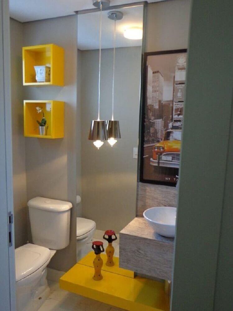 banheiro com nicho colorido