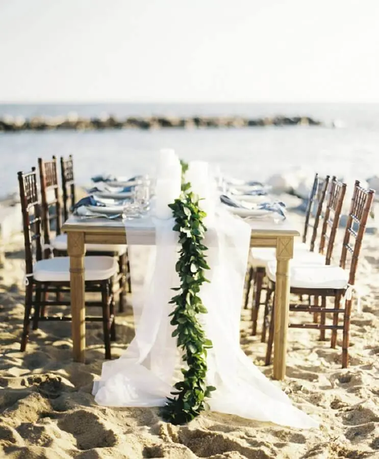 casamento na praia com decoração rústica com folhagem