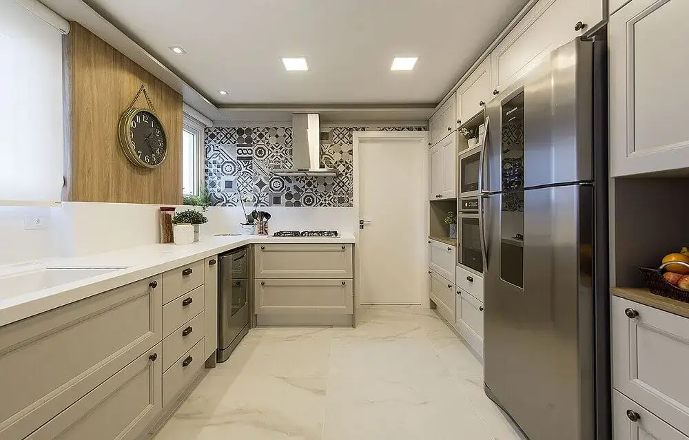 cozinha decorada com móveis sob media e azulejo hidráulico