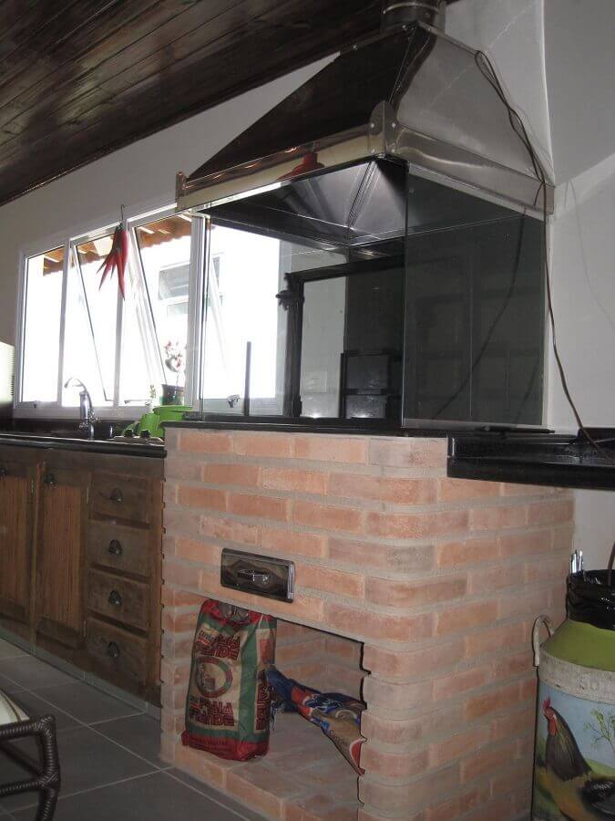 decoração de cozinha rústica com churrasqueira de vidro
