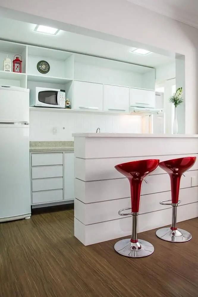 decoração com banquetas para cozinha americana vermelha e branca com regulagem