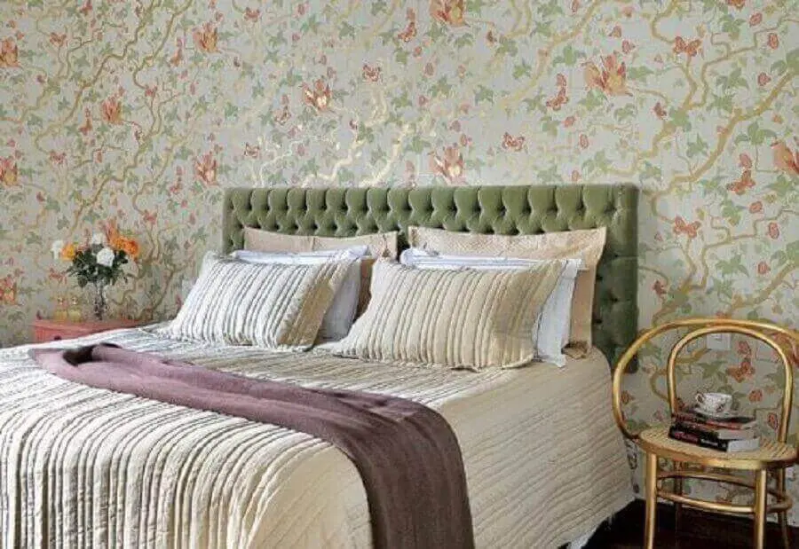 decoração com cabeceira verde e papel de parede floral para quarto feminino