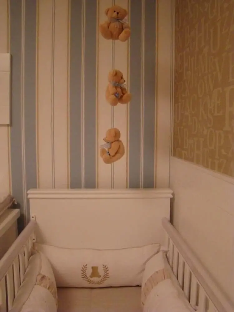 decoração com dois modelos de papel de parede para quarto de bebê