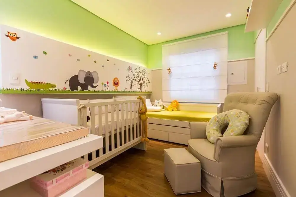 decoração com papel de parede infantil para quarto de bebê tema safári 
