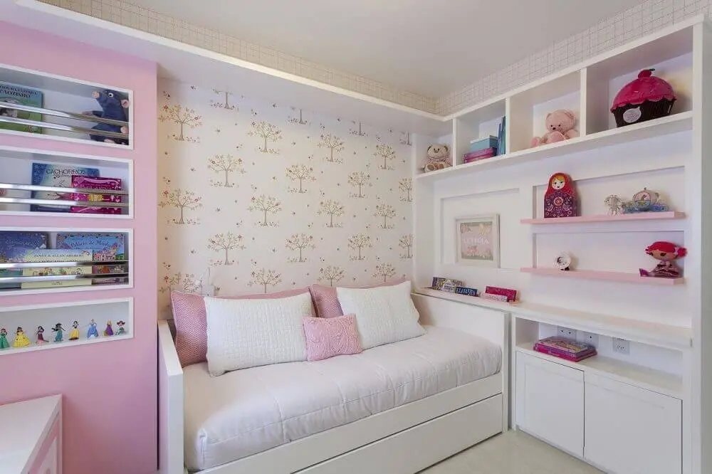 decoração com papel de parede infantil para quarto de menina